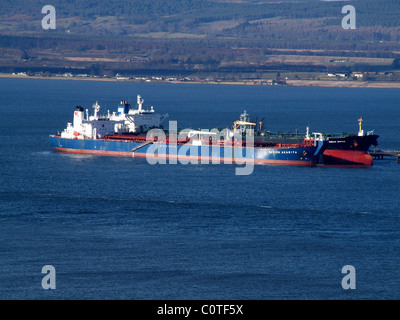 Deux pétroliers amarrés dans l'Estuaire de Cromarty en Écosse, à l'Nigg Oil Terminal Banque D'Images