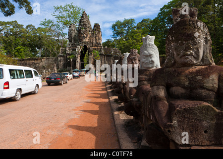 Porte Sud. Sculptures en pierre du pont frontière au temple Angkor Thom à Angkor. Le Cambodge. Asie Banque D'Images