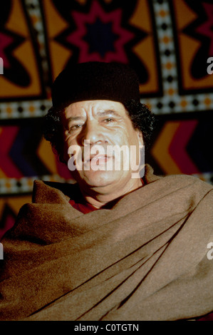 Le Président de la Libye, Mouammar Kadhafi, au cours d'une entrevue dans sa tente à sa ville natale de Syrte. Banque D'Images