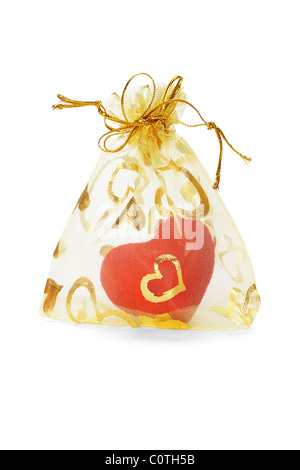 Amour rouge coeur ornement en sachet d'or sur fond blanc Banque D'Images