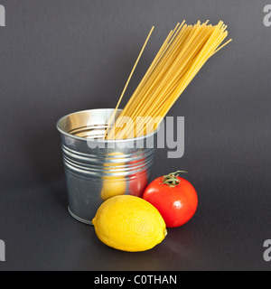 Clé faible image de spaghetti avec des ingrédients crus Banque D'Images