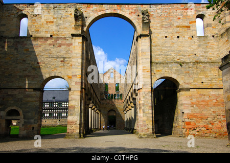 Vue à travers la nef de l'ancien monastère bénédictin Paulinzella de l'Orient, Rottenbachtal, Thuringe, Allemagne Banque D'Images