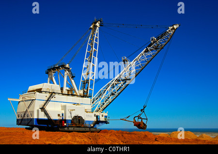 Terrassement avec une pelle à benne traînante dans le Namaqualand, des Mines de De Beers, Kleinzee Namaqualand, Afrique du Sud Banque D'Images