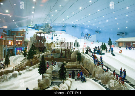 Ski à Dubaï le parc de loisirs d'hiver dans le centre commercial Mall of the Emirates à Dubaï Émirats Arabes Unis Banque D'Images