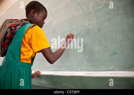 Les enfants apprennent dans une école financée par l'UNICEF dans la région de Dedza, Malawi, Afrique du Sud. Banque D'Images