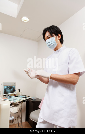 Dentiste portant des gants chirurgicaux Banque D'Images