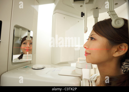 Jeune femme ayant une radiographie de la dent Banque D'Images