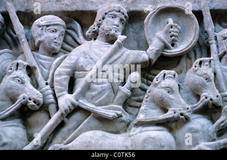 Bas-relief ou la sculpture sur pierre de soldats romains, cavaliers ou cavalerie dans Scène de bataille, Musée archéologique d'Arles, France Banque D'Images