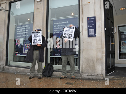 Action Ukuncut Banque Natwest Wood Green protestataires d'évitement fiscal Banque D'Images