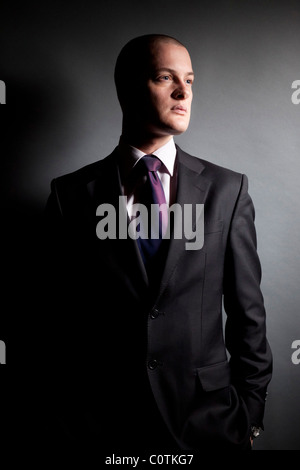 Jeune homme portant costume Banque D'Images