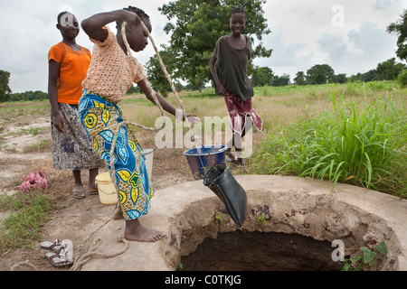 Pour aller chercher de l'eau dans un village bien à Safo, Mali, Afrique de l'Ouest. Banque D'Images