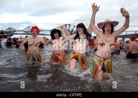 L'anuel LOONY DOOK à South Queensferry, où de nouveaux fêtards année nager dans les deux sens avec le Forth Rail Bridge en arrière-plan Banque D'Images