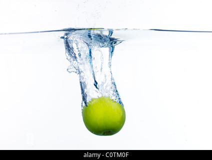 L'eau chute à travers apple Banque D'Images