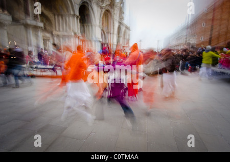 Les dévots Hare Krishna en chantant et dansant dans la place Saint Marc Venise Banque D'Images