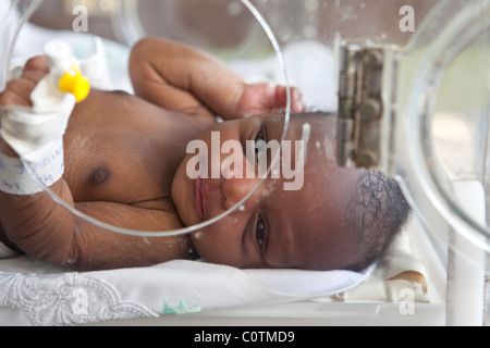 Un bébé prématuré reçoit des soins dans l'unité bébé à l'hôpital Mulago de Kampala, en Ouganda. Banque D'Images