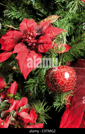 Détail de l'arbre de Noël décoré de poinsettia et babioles Banque D'Images