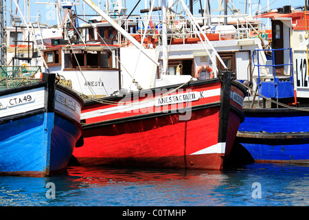 Ligne de bateaux de pêche amarrés au port de Hout Bay, près de Cape Town, Afrique du Sud. Banque D'Images