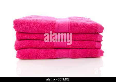 Pile de serviettes rose sur fond blanc Banque D'Images