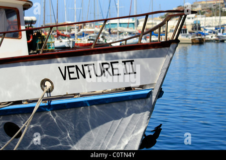 Bateau amarré dans le port de Hout Bay, près de Cape Town. Banque D'Images