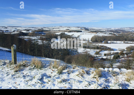 Paysage d'hiver dans le parc national de Peak District en direction de Bakewell et Haddon Hall dans la vallée de la Wye Banque D'Images