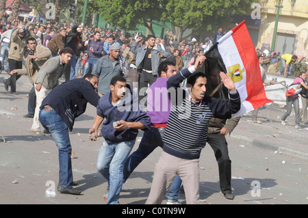 Au cours des affrontements entre les malfrats et anti-Moubarak manifestants de la place Tahrir le 2 février 2011 au Caire, Egypte Banque D'Images