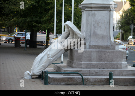 Fallen statue de William Rollestone MP en face du musée de Canterbury, Christchurch, après le séisme de magnitude 6,3 Banque D'Images