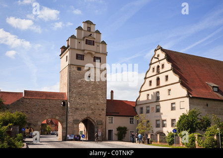 Dinkelsbühl, Bavière, Allemagne. Nordlingentor Nordlingen Gate tower et moulin avec troisième dimension Musée par les murs de la vieille ville Banque D'Images