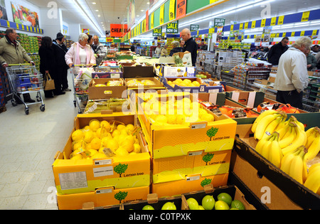 Supermarché discount Lidl à Newhaven la chasse aux aubaines shoppers dans les allées Banque D'Images