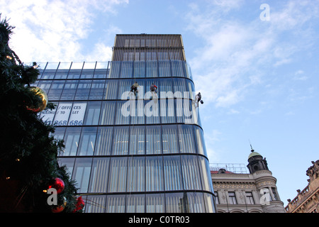Nettoyage de vitres à l'œuvre sur un immeuble à Prague, République Tchèque Banque D'Images