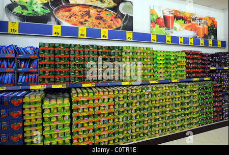 Supermarché discount Lidl à Newhaven etagères paniers plein de boîtes de légumes Banque D'Images