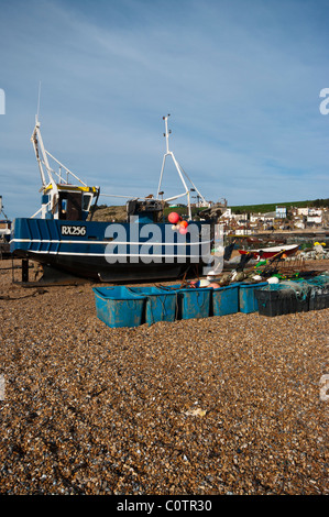 Bateau de pêche sur le stade avec la ville de Hastings dans l'arrière-plan East Sussex England Banque D'Images