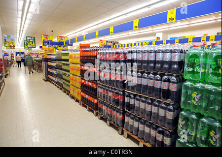 Supermarché discount Lidl à Newhaven emballé avec des allées et des boissons gazeuses Banque D'Images