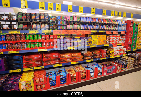 Supermarché discount Lidl à Newhaven des étagères pleines de chocolat et biscuits de partout dans le monde Banque D'Images