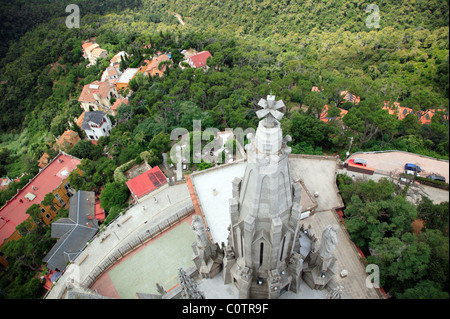 Vue aérienne de la partie supérieure de Temple de Sagrat Cor sur le sommet du Mont Tibidabo à Barcelone, Catalogne, Espagne Banque D'Images