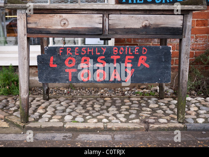 Civières poissonnerie, Burnham Market, dans le Norfolk en Angleterre. Close up de table et de signer la vente de homard Banque D'Images