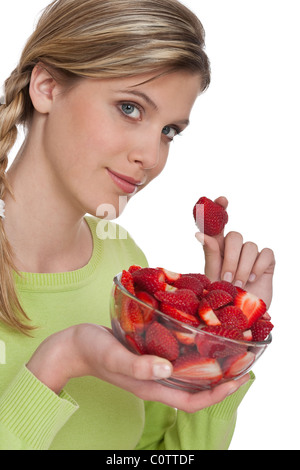 Healthy Lifestyle series - Woman avec des fraises sur fond blanc Banque D'Images