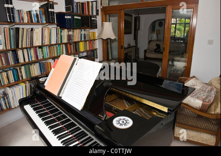 La musique de chambre de séjour avec un piano à la maison de banlieue Wales UK Banque D'Images