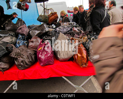 Paris, France, sacs à main pour femme en vente au marché aux puces de Montreuil, Shopping Banque D'Images