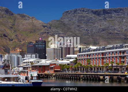 Bâtiments de grande hauteur vue du V&A Waterfront et la montagne de la table au-delà. La ville du Cap. Western Cape, Afrique du Sud. Banque D'Images