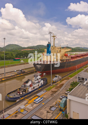 PANAMA - navire à Miraflores Locks sur le Canal de Panama. Banque D'Images