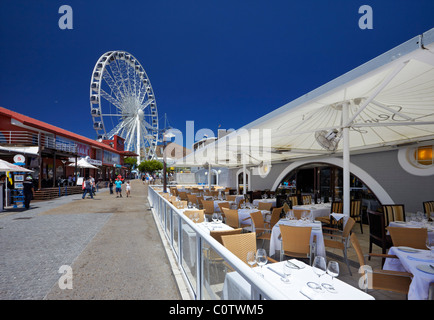 Restaurant et roue d'excellence sur V&A Waterfront, Cape Town. Western Cape, Afrique du Sud. Banque D'Images