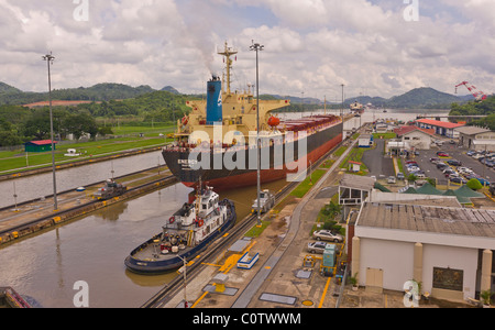 PANAMA - navire à Miraflores Locks et remorqueur sur le Canal de Panama. Banque D'Images