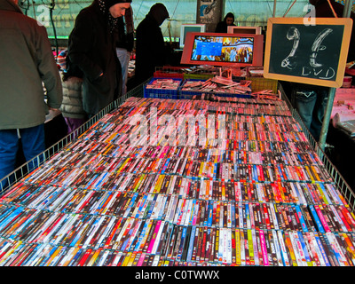 Paris, France, People Flea Market Shopping, Montreuil, DVD d'occasion à vendre sur stand, marché aux puces de banlieue, collection dvd Banque D'Images