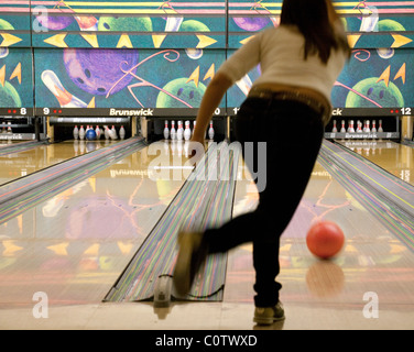 Jeune femme à dix quilles au 'Strikes' bowling, Ely, UK Banque D'Images