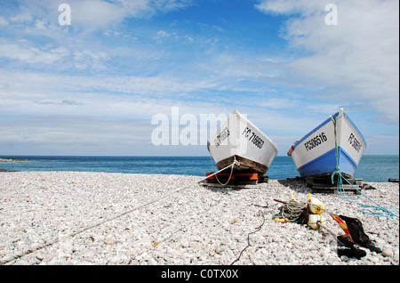 Deux petits bateaux sur une plage de Deauville, Normandie, France Banque D'Images