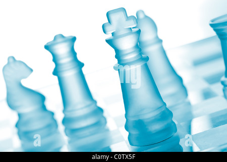 Glass chess on chessboard Banque D'Images