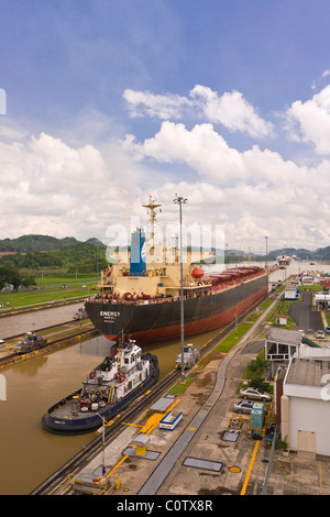 PANAMA - navire à Miraflores Locks et remorqueur sur le Canal de Panama. Banque D'Images