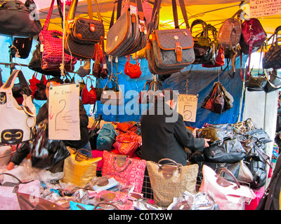 Paris, France, sacs à main pour femmes exposés, Market Shopping, marché aux puces de Montreuil, marché aux puces de banlieue Banque D'Images