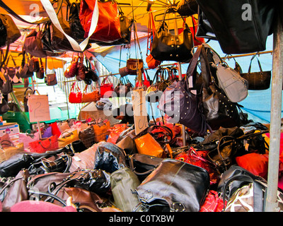 Paris, France, Shopping, marché aux puces de montreuil sacs à main de femme à l'affiche, couleur de la ville Banque D'Images