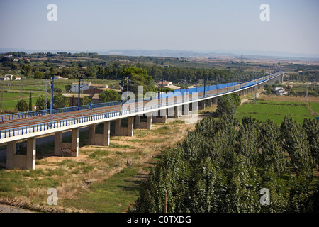 En viaduc à LLeida pour la grande vitesse AVE train. Banque D'Images